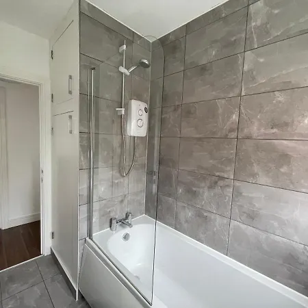 Jesswood Properties: Spacious 2-Bedroom Apartment with Parking Hinckley Exterior photo