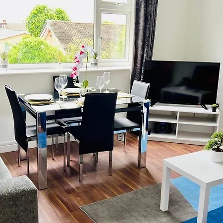 Jesswood Properties: Spacious 2-Bedroom Apartment with Parking Hinckley Exterior photo