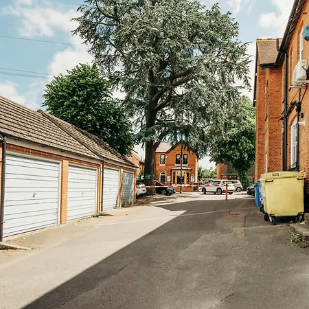 Jesswood Properties: Spacious 2-Bedroom Apartment with Parking Hinckley Exterior photo