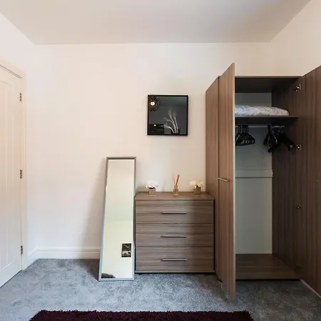 Jesswood Properties: Spacious 2-Bedroom Apartment with Parking Hinckley Exterior photo