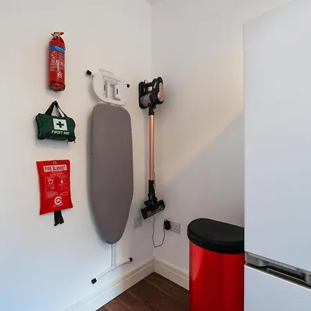 Jesswood Properties: Spacious 2-Bedroom Apartment with Parking Hinckley Exterior photo