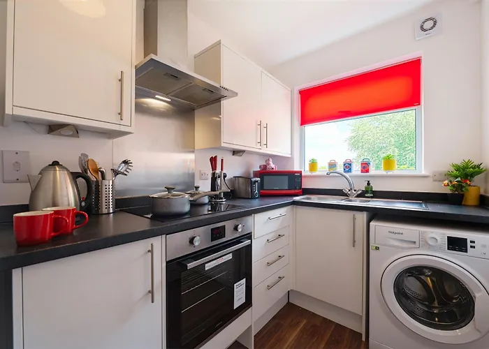 Spacious And Bright 2 Bedroom Apartment, Sleeps 6, 1St Floor With Free Parking, Business And Leisure By Jesswood Properties