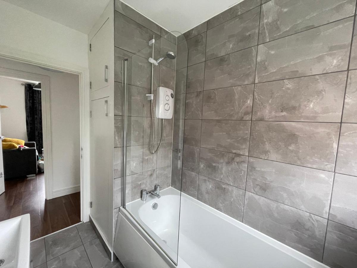 Jesswood Properties: Spacious 2-bedroom With Parking * Hinckley