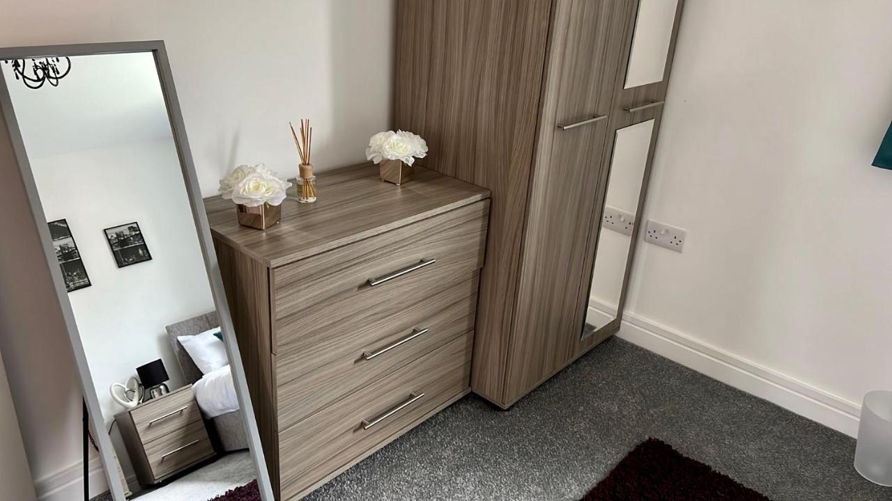 Jesswood Properties: Spacious 2-bedroom With Parking Apartment