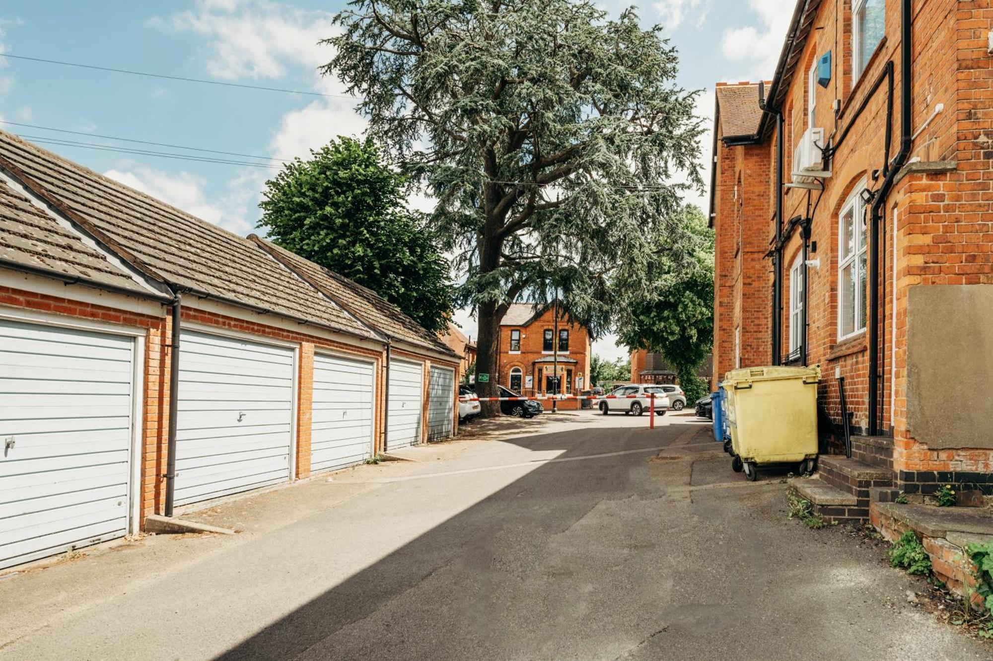 Jesswood Properties: Spacious 2-bedroom With Parking * Hinckley