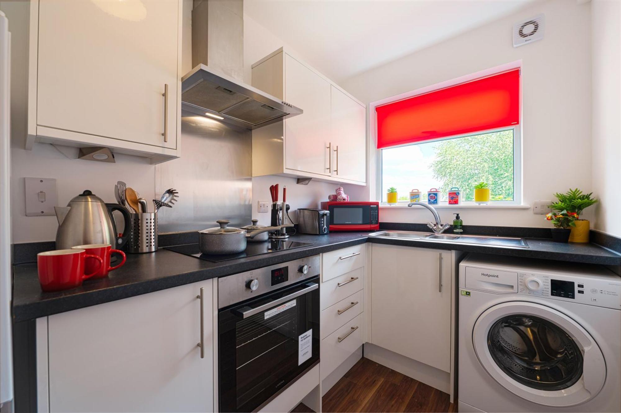 Jesswood Properties: Spacious 2-bedroom With Parking Apartment *