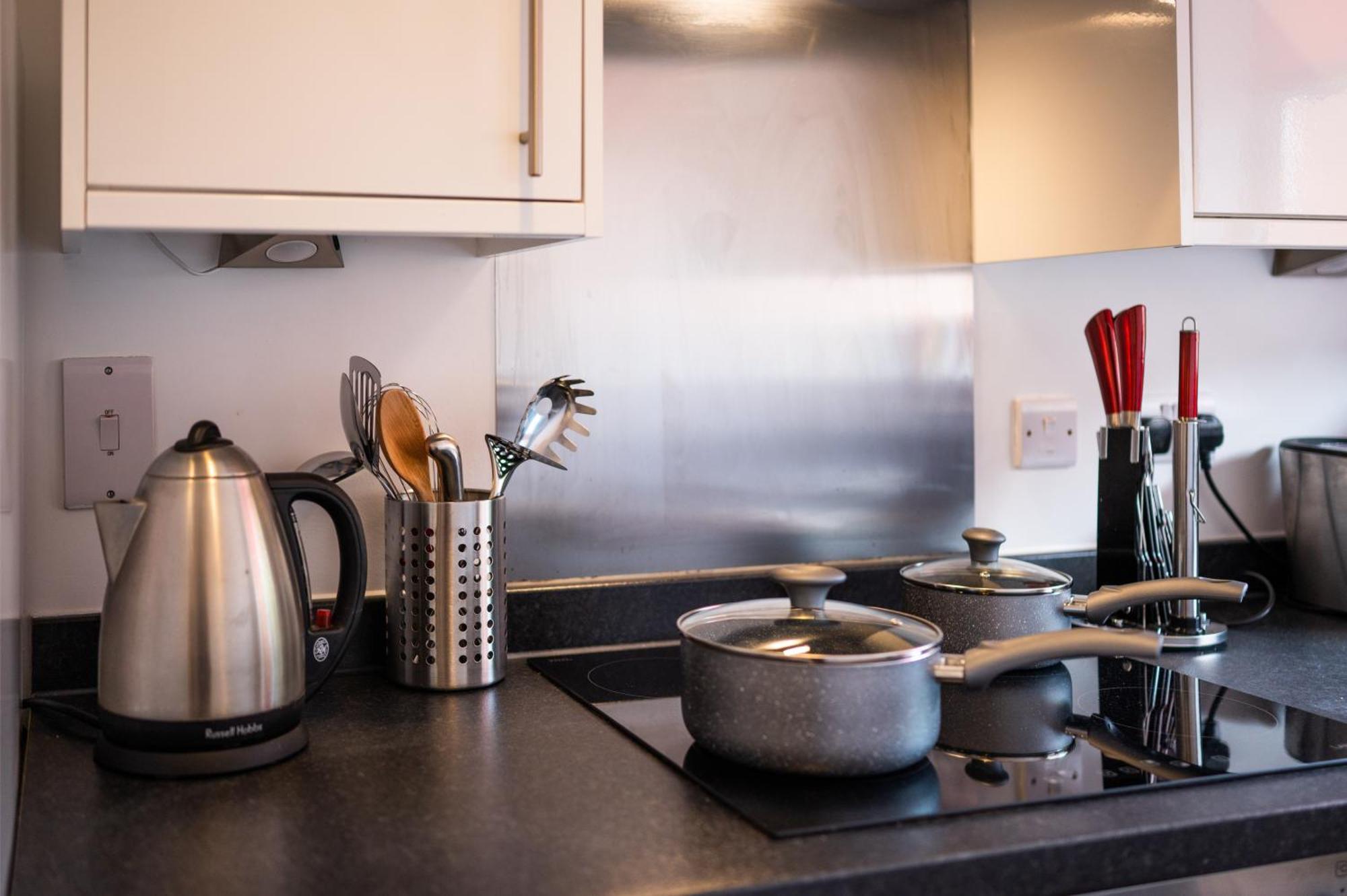 Jesswood Properties: Spacious 2-bedroom With Parking Apartment