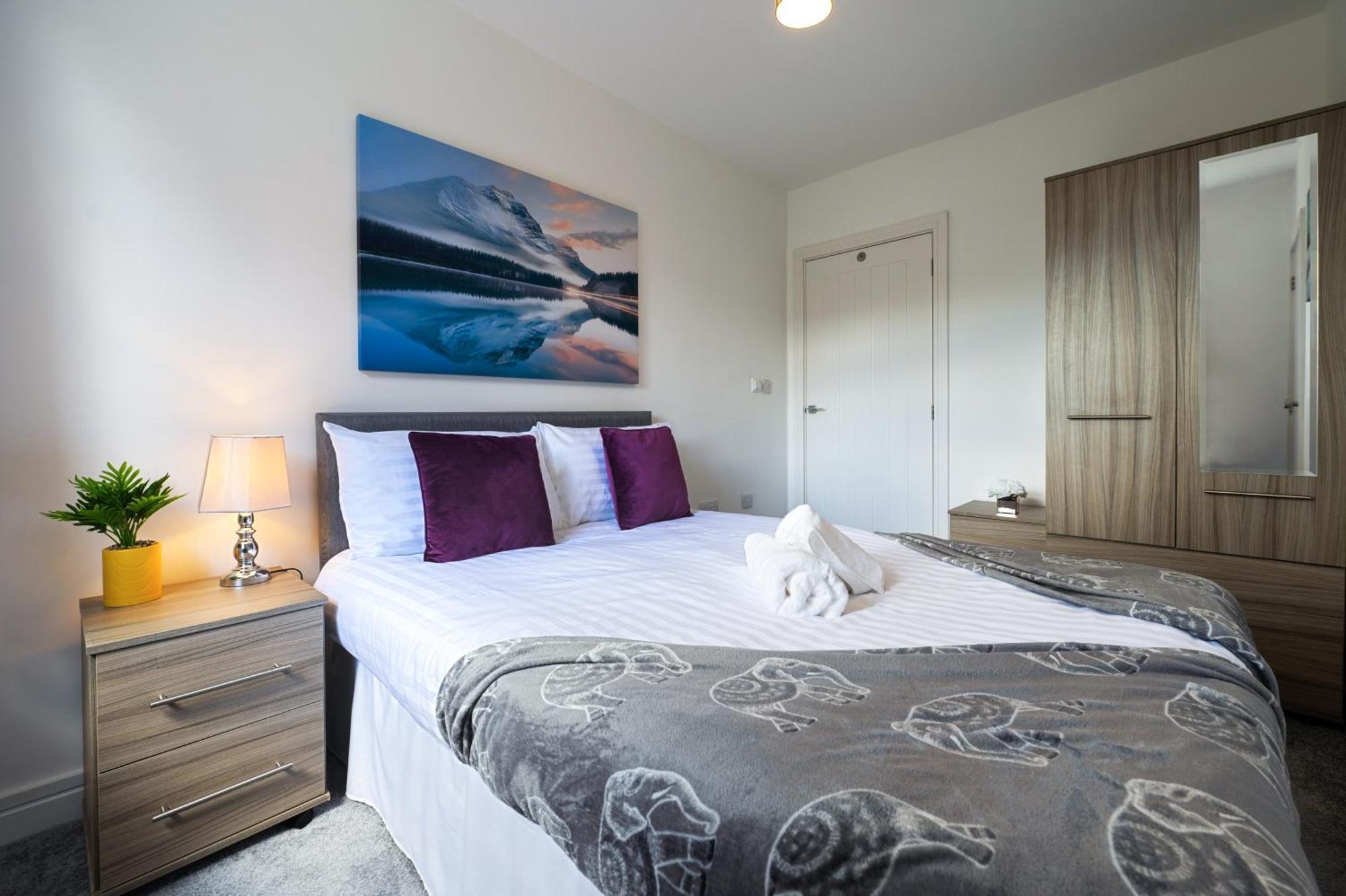 Jesswood Properties: Spacious 2-bedroom With Parking *