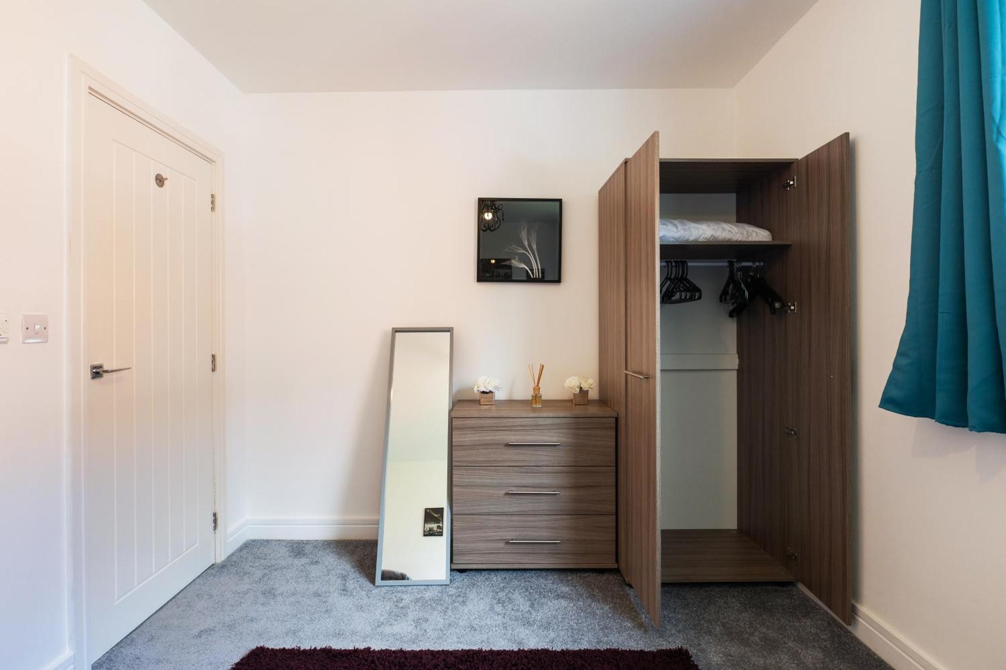 Jesswood Properties: Spacious 2-bedroom With Parking * Hinckley