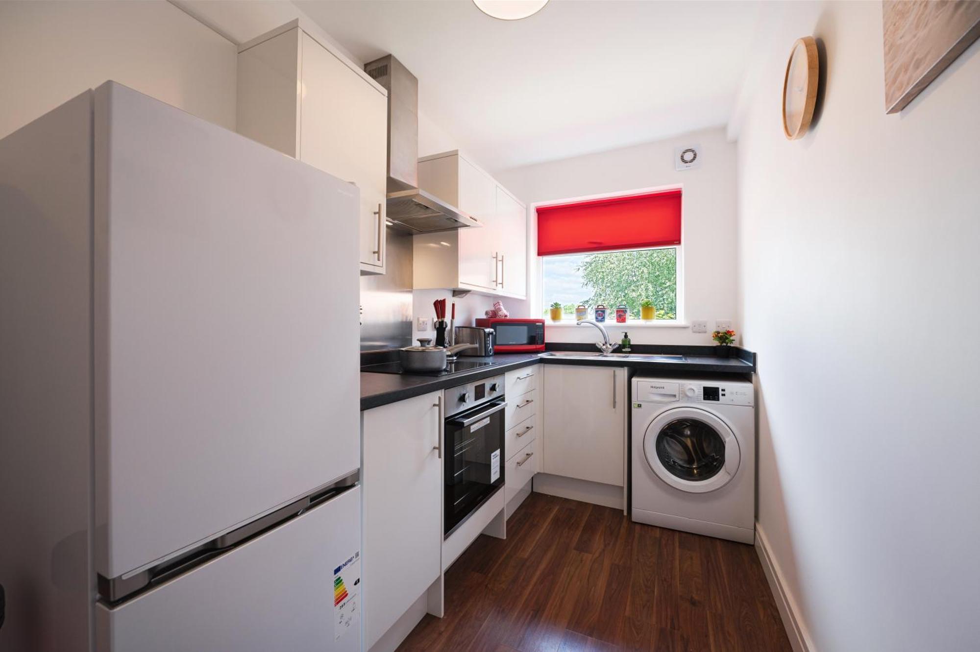Jesswood Properties: Spacious 2-bedroom With Parking Apartment