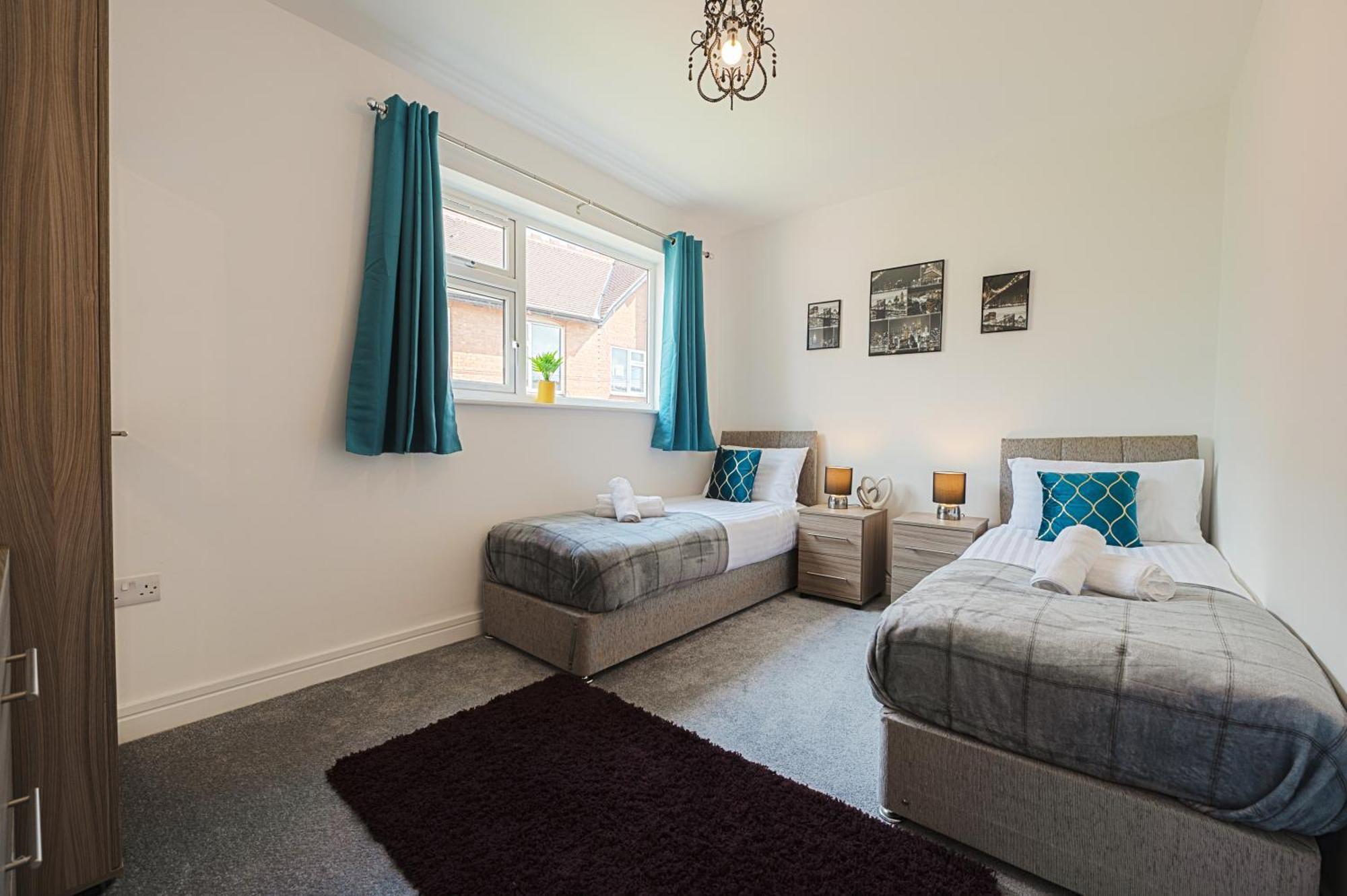 Jesswood Properties: Spacious 2-bedroom With Parking *