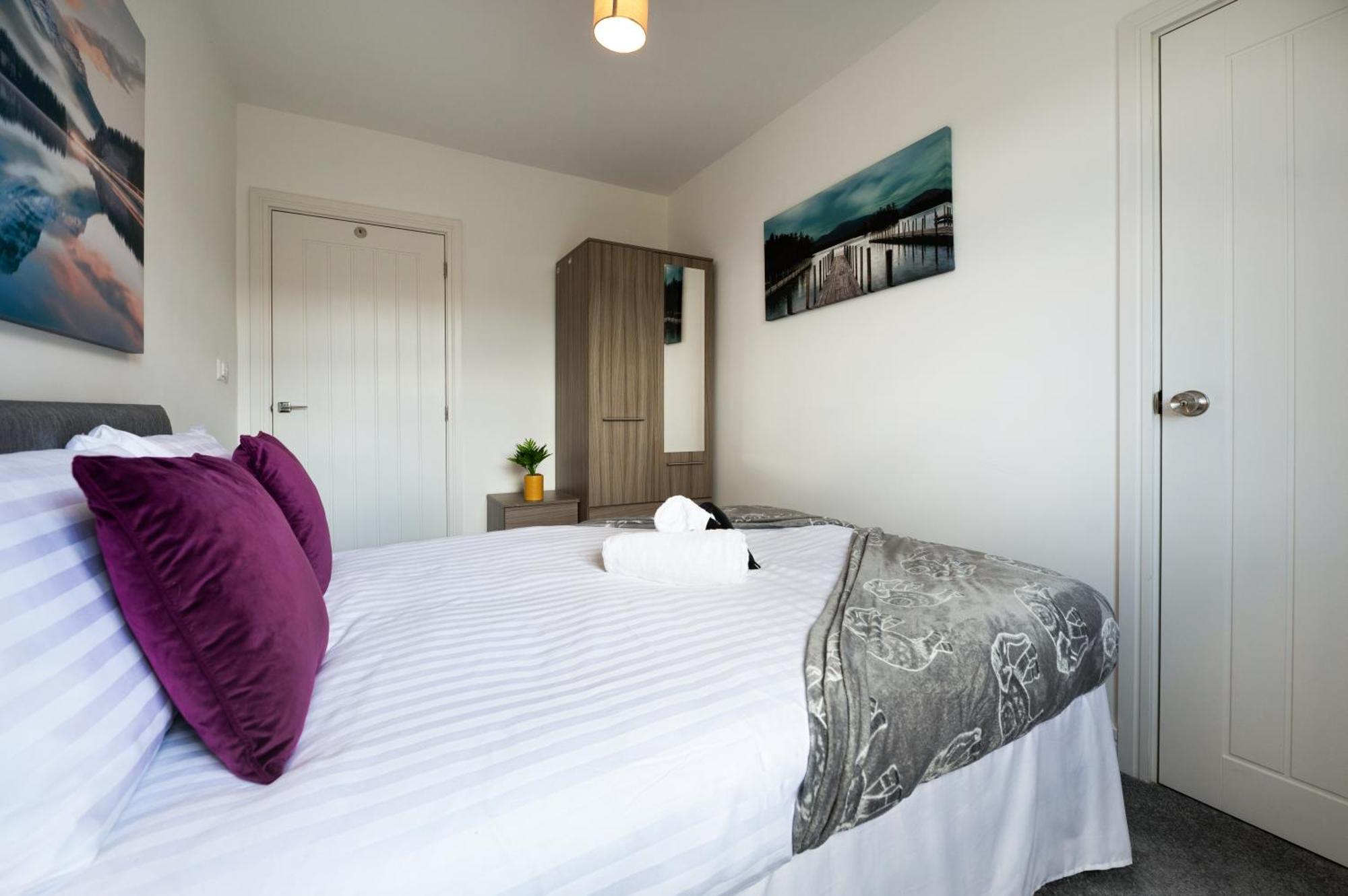 Jesswood Properties: Spacious 2-bedroom With Parking *
