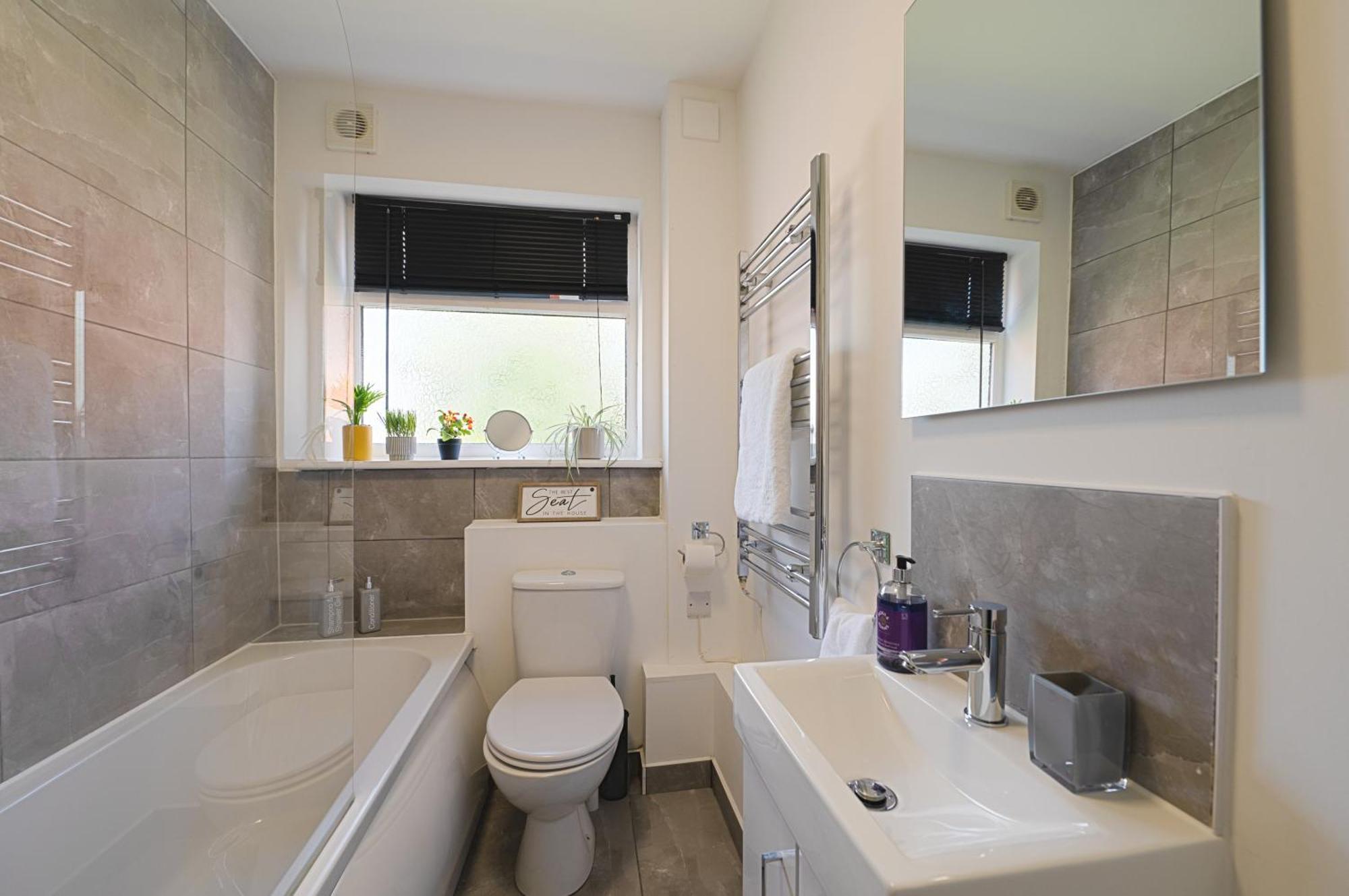 Jesswood Properties: Spacious 2-bedroom With Parking Apartment