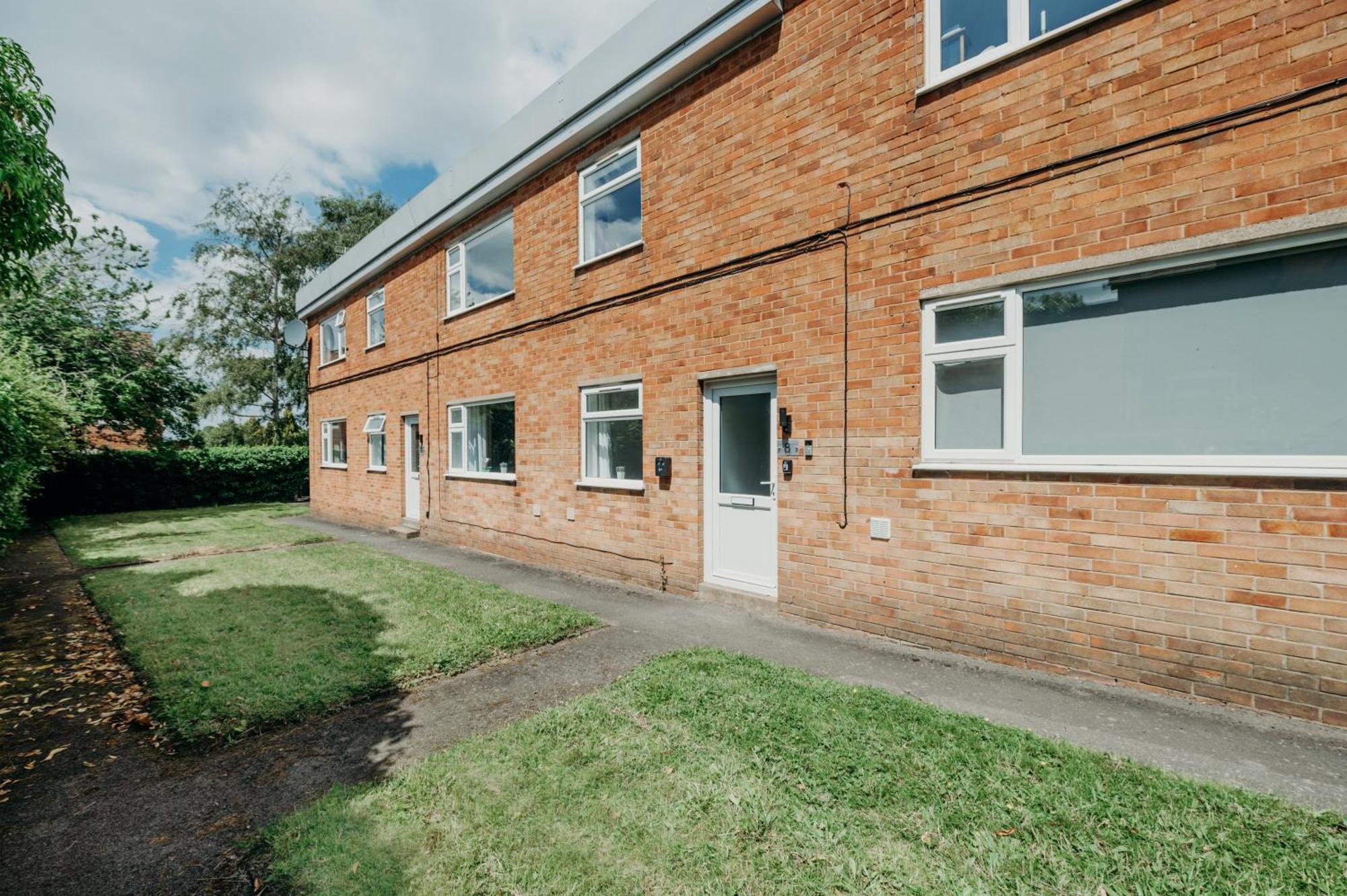 Apartment Jesswood Properties: Spacious 2-bedroom With Parking *